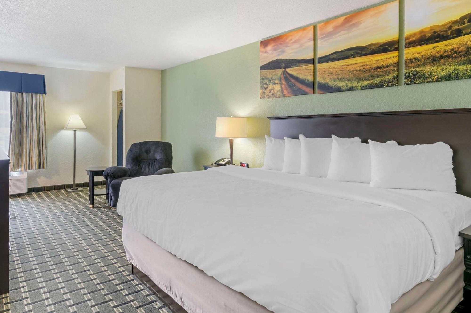 Clarion Pointe Hotel Jasper Exterior photo