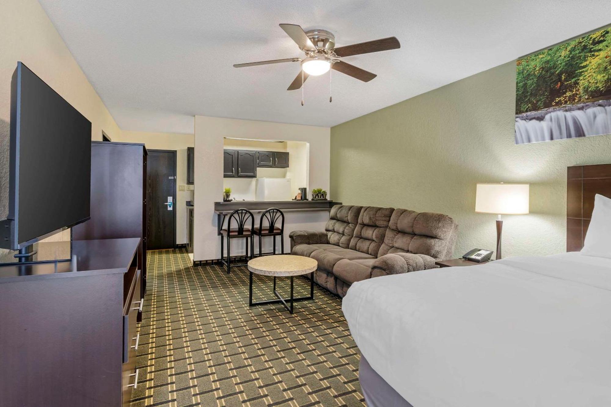 Clarion Pointe Hotel Jasper Exterior photo