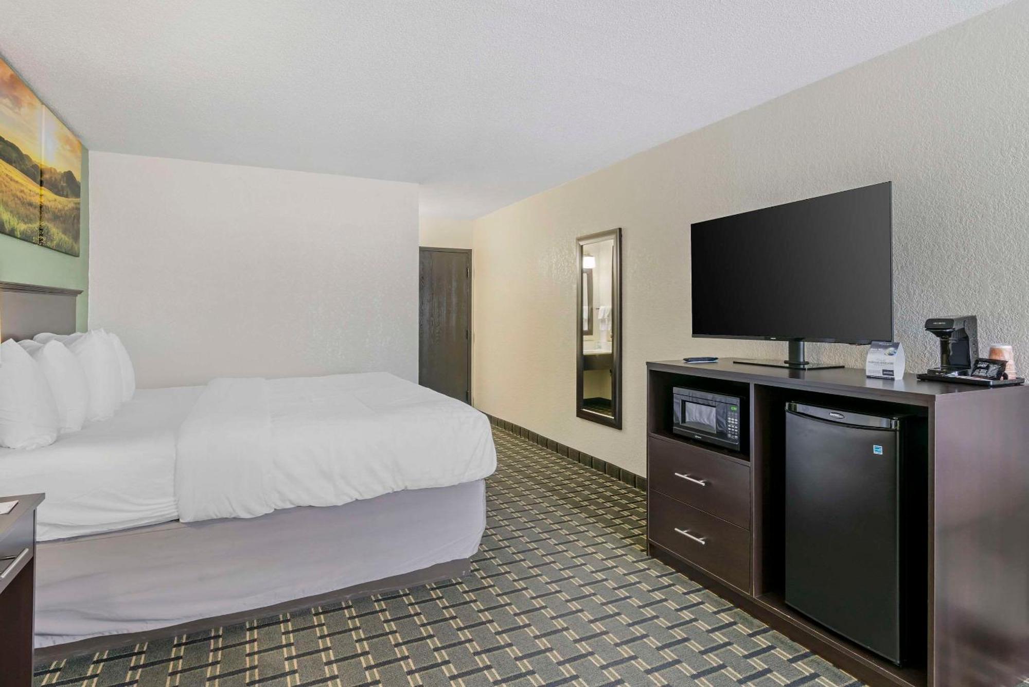 Clarion Pointe Hotel Jasper Exterior photo