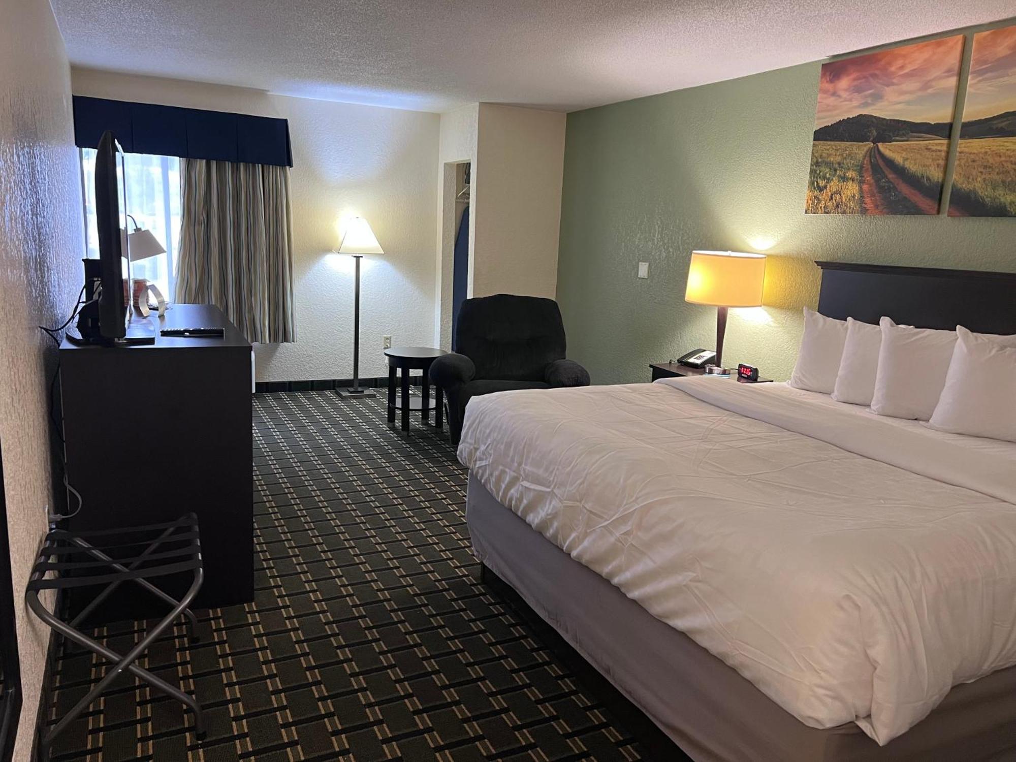 Clarion Pointe Hotel Jasper Exterior photo